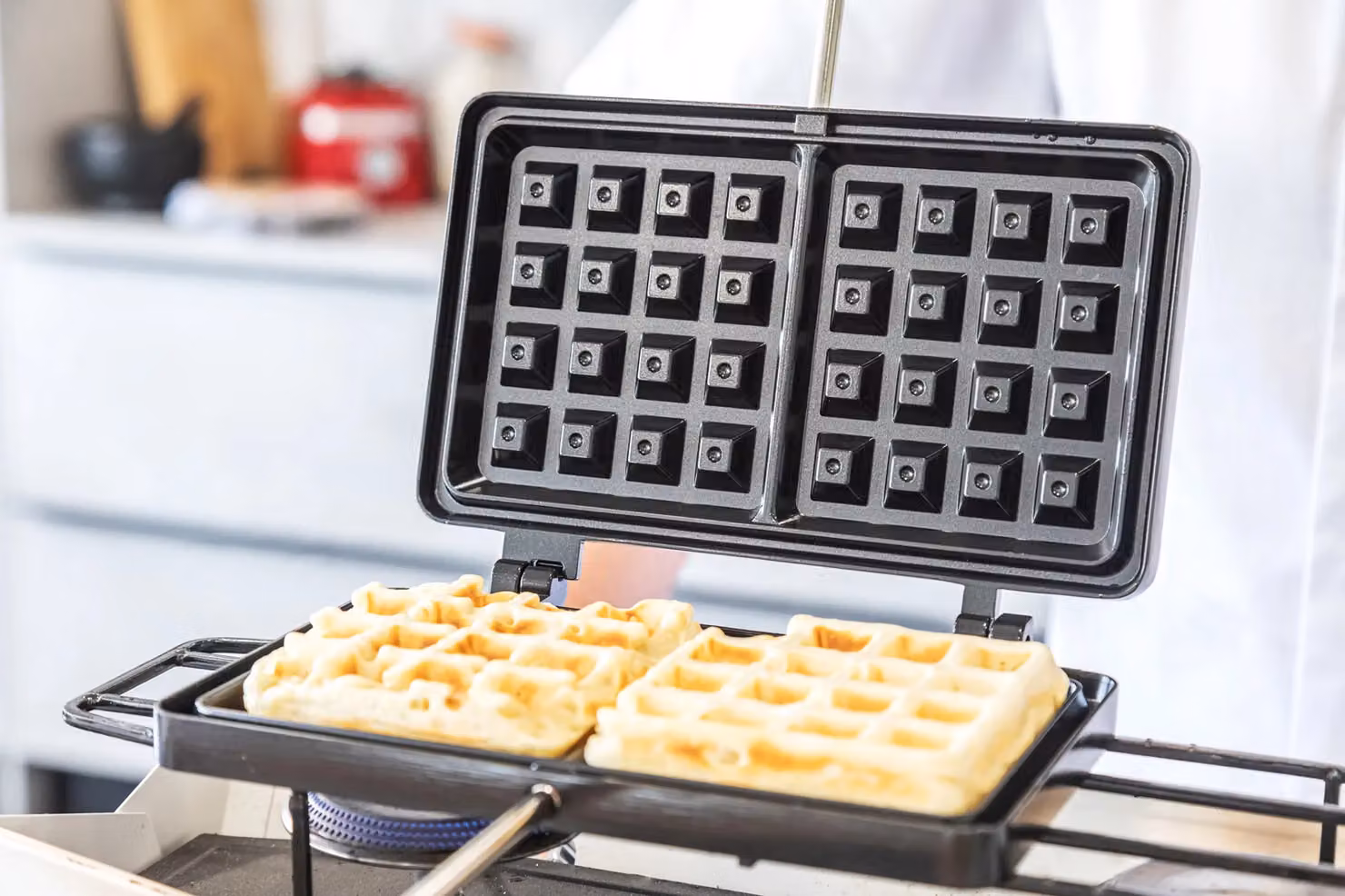 KitchenCraft Non-Stick Waffle Maker in Black, W: 22 cm, D: 13 cm – 8