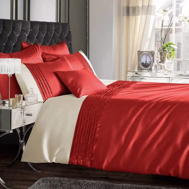 Intimates Perez Red Faux Silk Duvet Cover and Pillowcase Set, W/D/H: 220 x 200 cm
