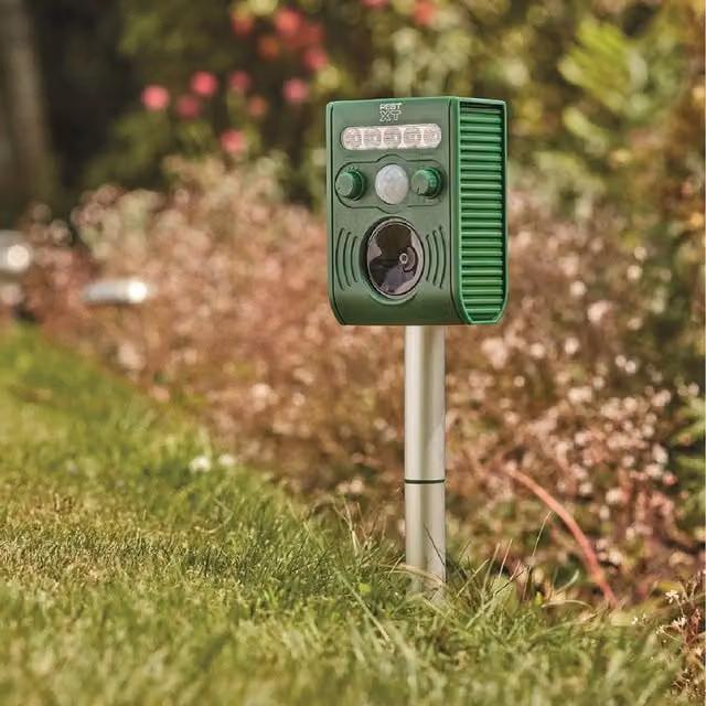 Pest XT Solar Ultrasonic-Flash Pest Repeller in Green