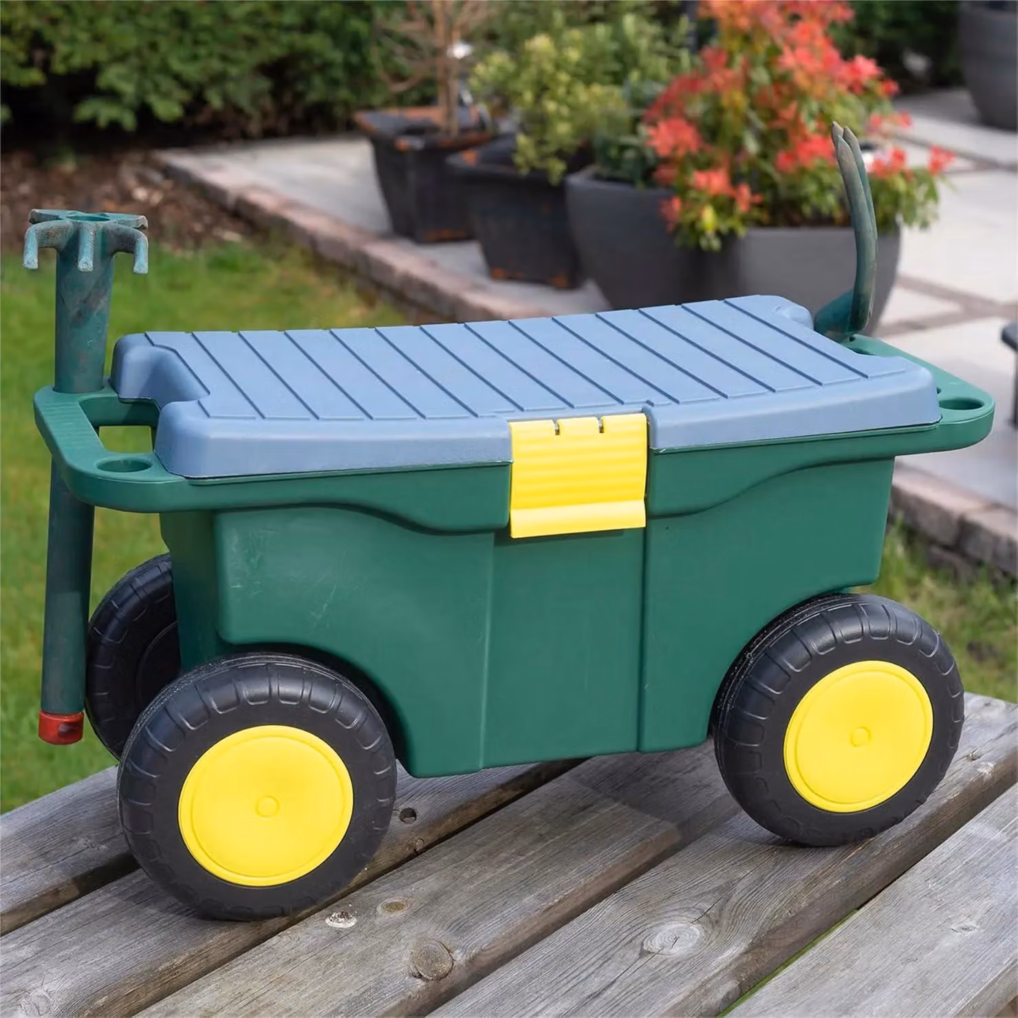 mysmartbuy Garden Tool Trolley and Seat in Green, Plastic Storage Cart with 4 Wheels, 2 Handles, Clasp Lid and Removable Tray, H: 30 cm, W: 55 cm, D: 27 cm – 4