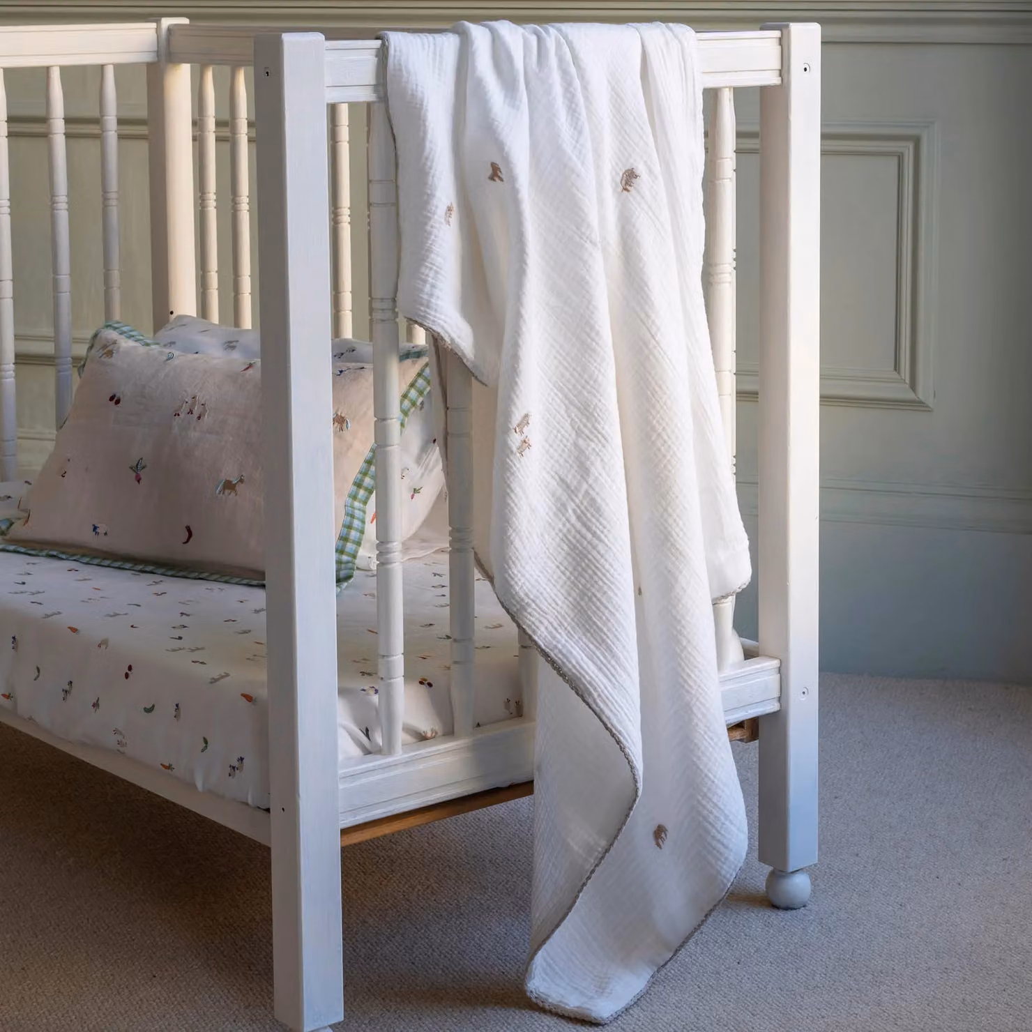 Avery Row Little Farm Embroidered Organic Cotton Muslin Blanket in White, W/D: 110 x 80 cm – 3