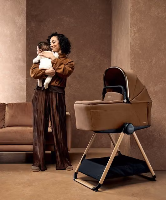 Mamas & Papas Vardo Carrycot Stand in Brown Wood