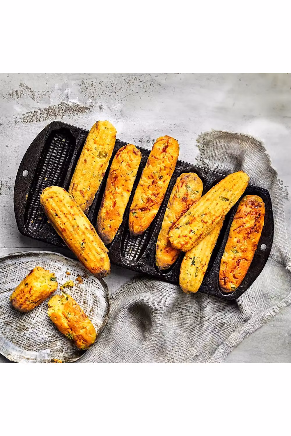 Living and Home 7-Slot 2-Handled Cast Iron Corn Bread Pan Skillet Frying Pan in Black – 2