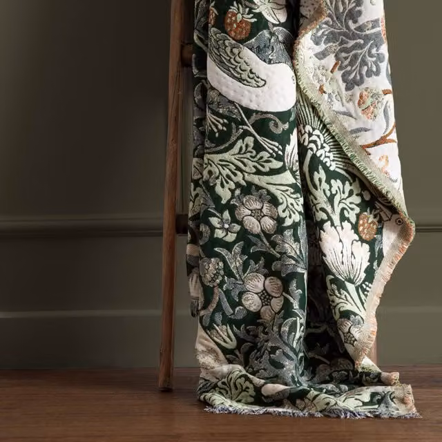 Morris & Co. Strawberry Thief Jacquard Throw with Fringes in Green, W: 130 cm, D: 170 cm