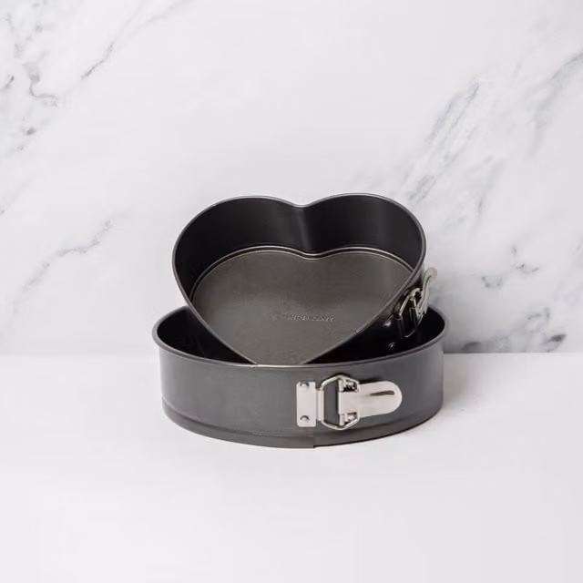 MasterClass 2-Piece Non-Stick Carbon Steel Springform Cake Pan Set in Anthracite, including 25 cm Round and Heart-Shaped Pans