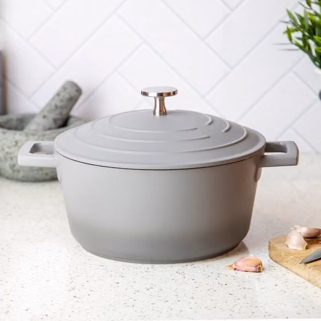 MasterClass Lightweight Non-Stick Aluminium Casserole Dish with Lid, 2.5 l, Grey