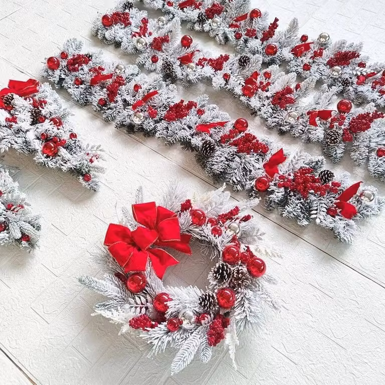FLAVORA S-Banners Snowy Christmas Wreath in White and Multicolour, W/D/H: 100 x 15 x 15 cm