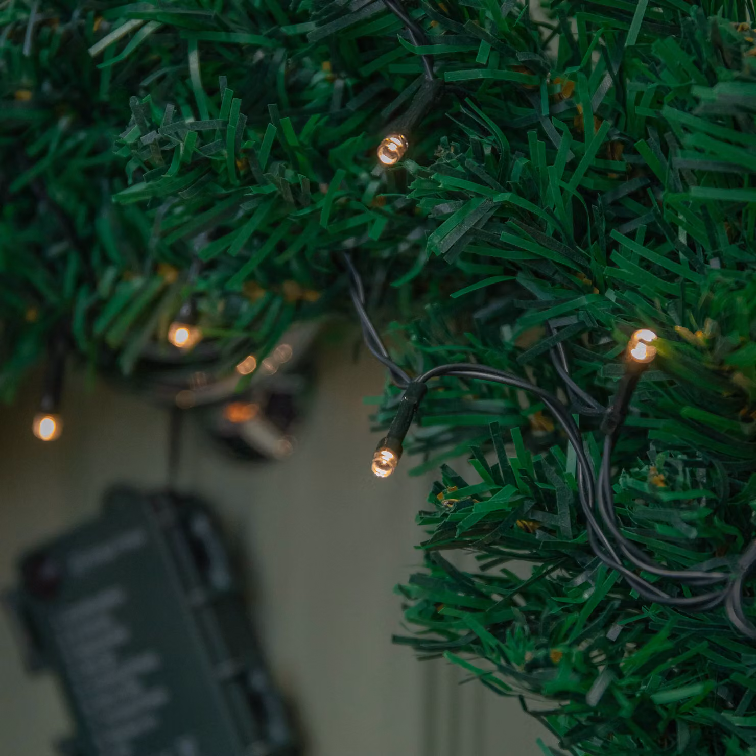 Samuel Alexander 60cm Plain Green Christmas Wreath with Warm White LEDs and 160 Tips – 3