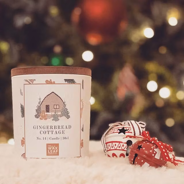 The Wax Leaf Candle Co Gingerbread Cottage Christmas Candle with Wooden Wick, White, Spicy Gourmand Scent