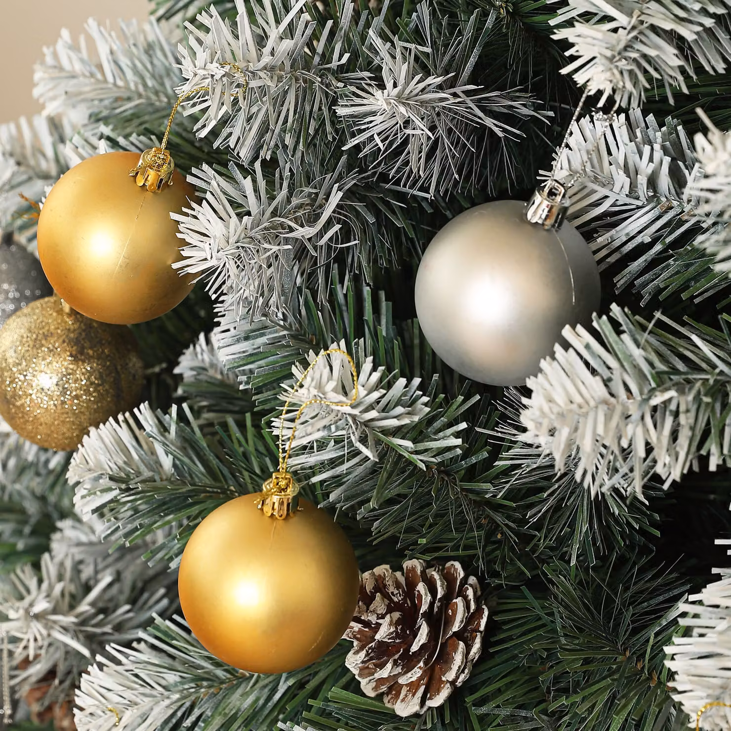 HOMCOM 7ft Artificial Pine Christmas Tree with 1152 Branch Tips, Realistic Hinged Design with Pinecones and Steel Base, Green – 9