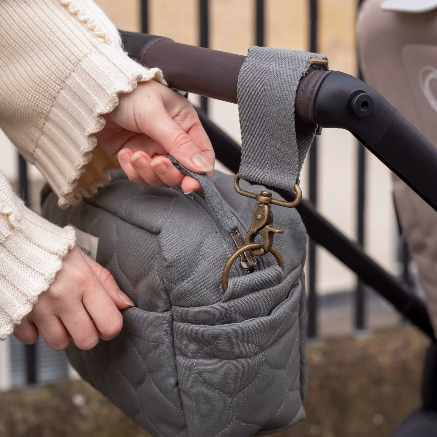 Avery Row Pram Organiser Messenger Crossbody Bag in Grey, W/D/H: 27.0 x 27.0 x 26.0 cm – 5