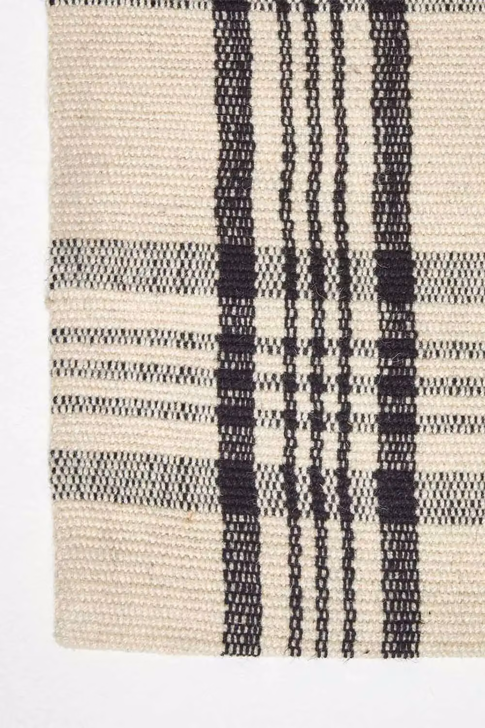 Homescapes Logan Tartan Check Non-Slip 100% Wool Rug in White and Black, W: 70 cm, L: 120 cm – 2