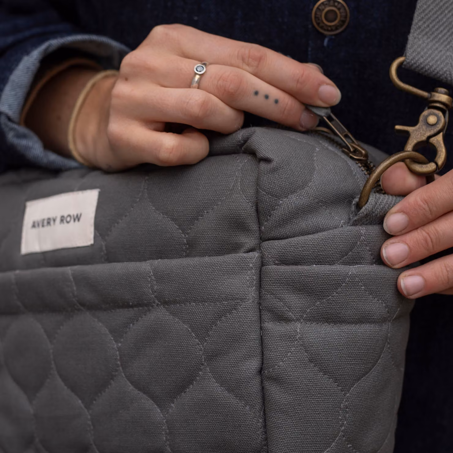 Avery Row Pram Organiser Messenger Crossbody Bag in Grey, W/D/H: 27.0 x 27.0 x 26.0 cm – 4