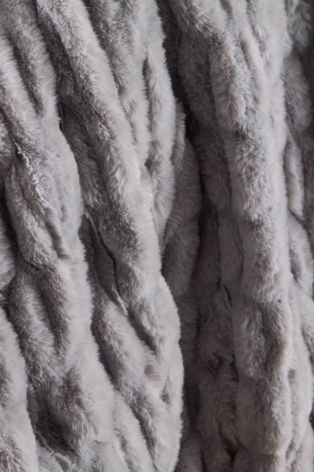 BHS Grey Ruched Faux Fur Throw, W/D/H: 152 x 127 x 1 cm – 2