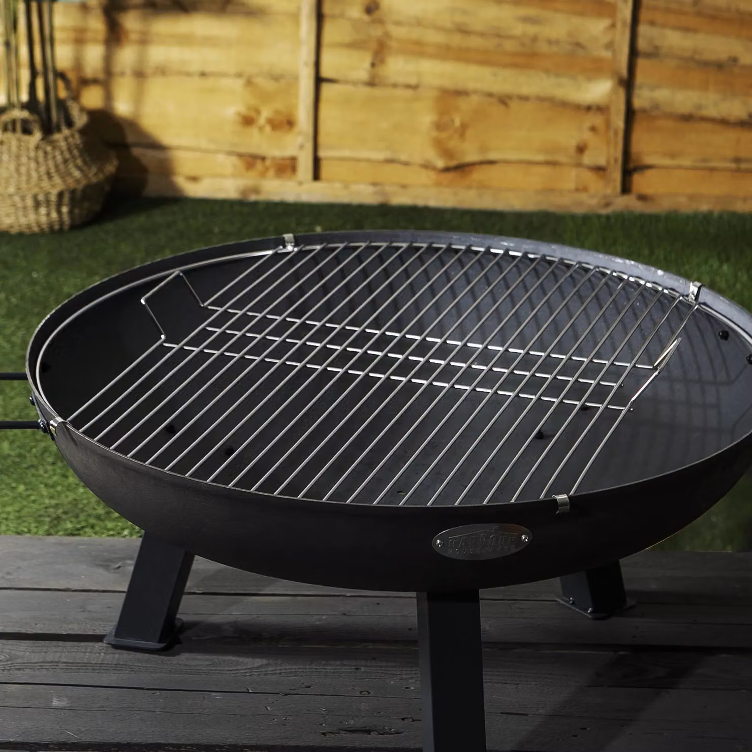 Harbour Housewares Grey Metal Fire Pit BBQ Grill with Steel Mesh Cooking Grill, Diameter: 72.5 cm – 2