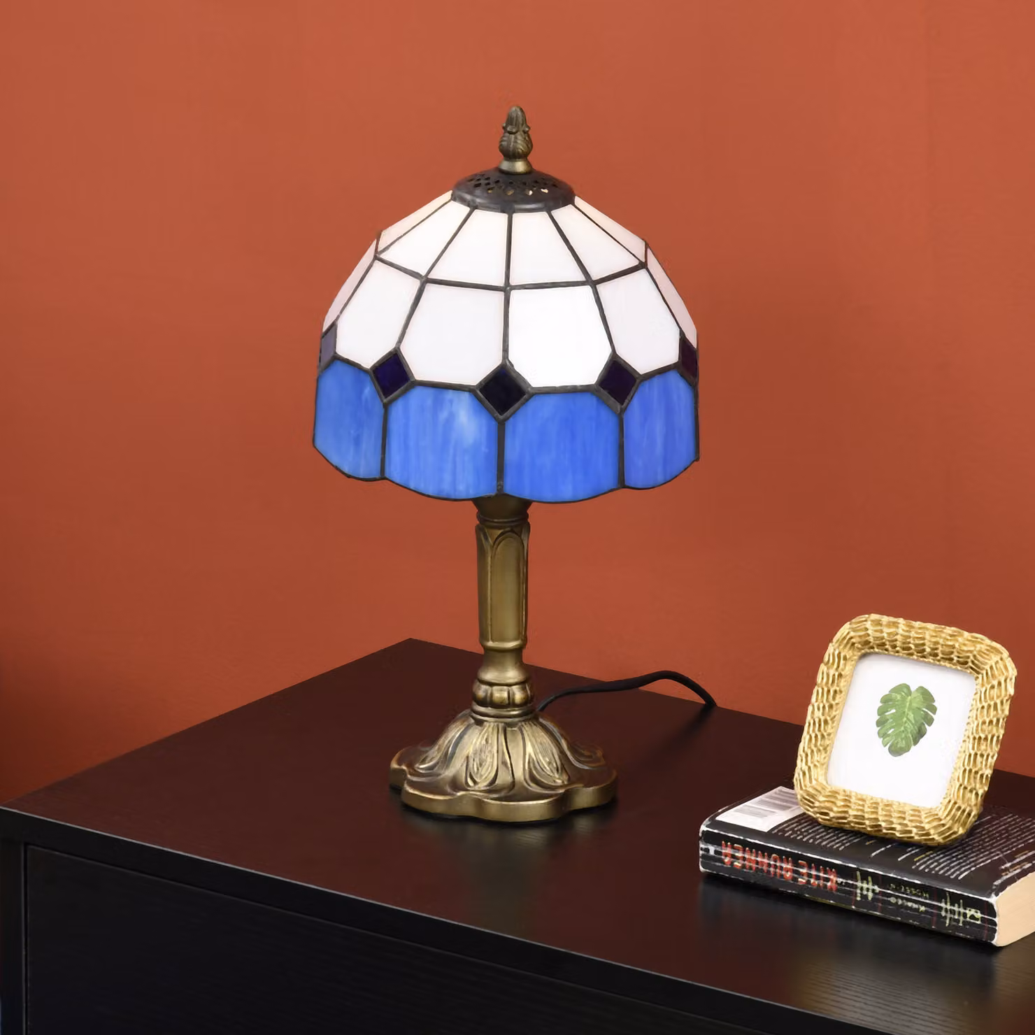 HOMCOM Antique Stained Glass Table Lamp in Blue with Gold Brass Base – 6