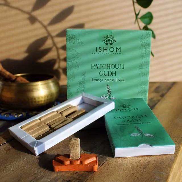 KDMD Pack of 15 Patchouli Wood Natural Incense Smudge Bricks and Burner in Green
