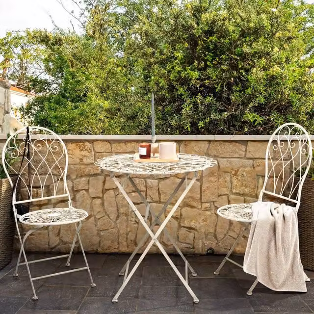 Wyld and Coco Home Folding Bistro Chair in White Distressed Metal, H 95 x W 40 x D 46 cm – 1