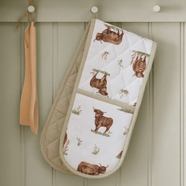 Catherine Lansfield Angus Highland Cow Cotton Oven Glove in Beige and Multicolour