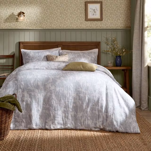 Voyage Maison Braeflower Reversible Cotton Muslin Duvet Cover Set in Blue Chambray
