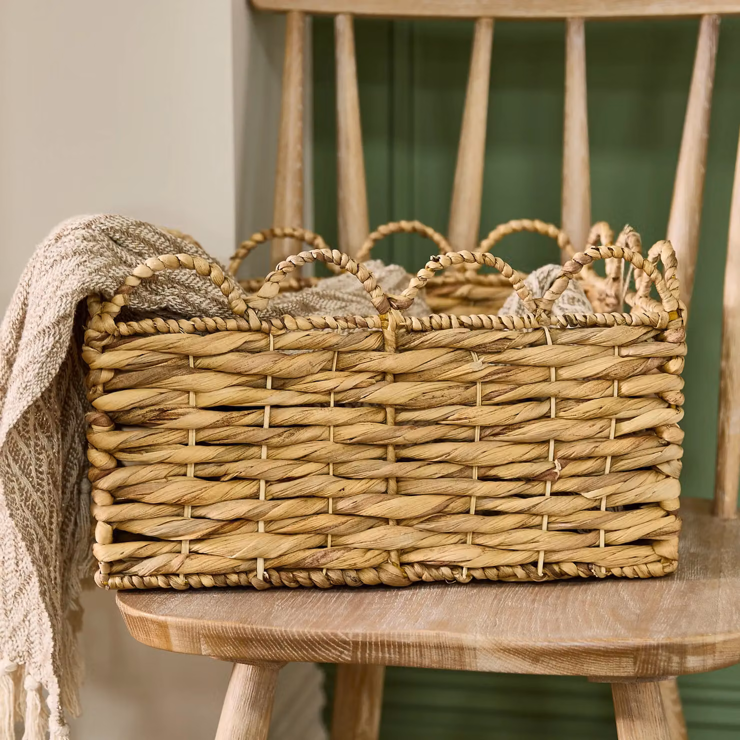 Dibor Woven Medium Scalloped Water Hyacinth Indoor Storage Basket in Beige – 2