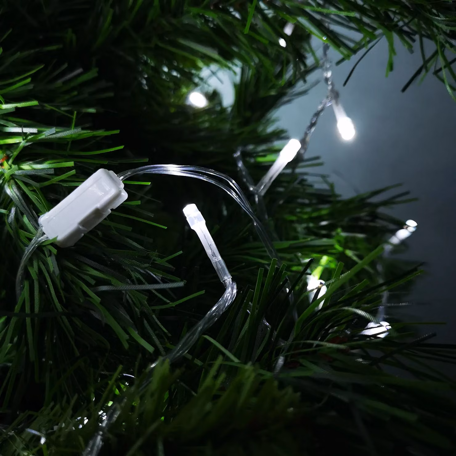 Samuel Alexander 20m Battery Operated Christmas String Lights with 200 Cool White LEDs on a Transparent Cable – 3
