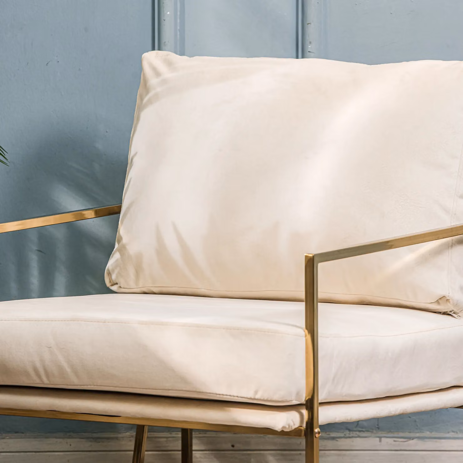 Nordlys Modern Velvet Lounge Chair with Armrests and Metal Legs in Beige – 3