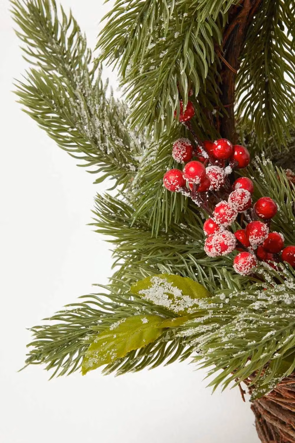 Homescapes Festive Wicker Basket Christmas Decoration with Snow Tipped Fir, Pinecones and Berries in Green, Brown and Red, Height: 40 cm – 2