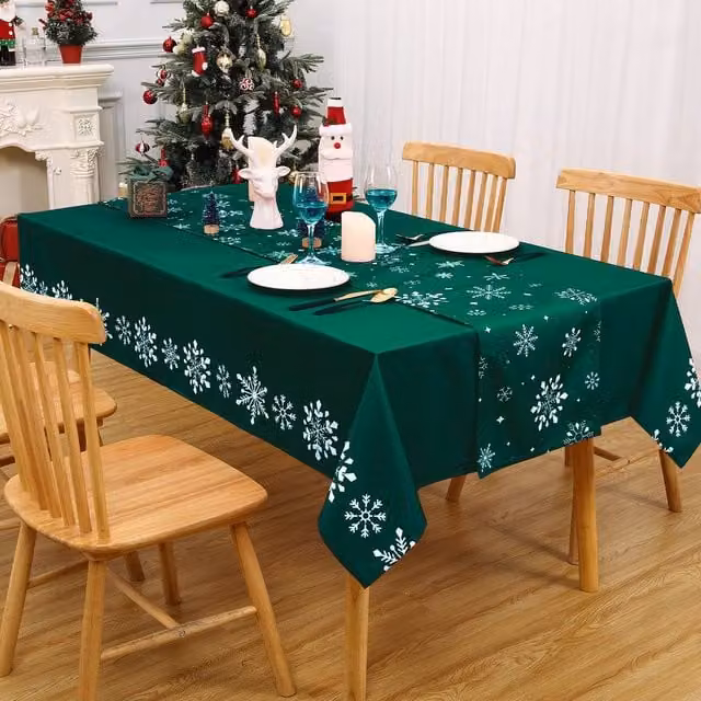 London Boutique 2-Piece Christmas Snowflake Tablecloth Set in Green, W: 137.16 cm x L: 177.8 cm – 1