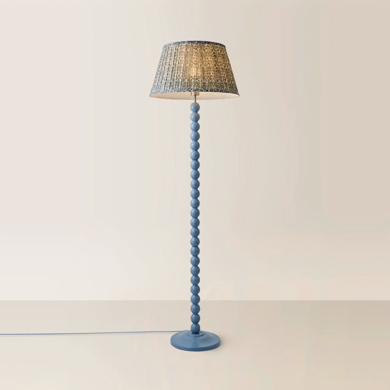 ValueLights Bobbin Floor Lamp with Floral Pleated Shade and Bulb in Blue and Wood – 2
