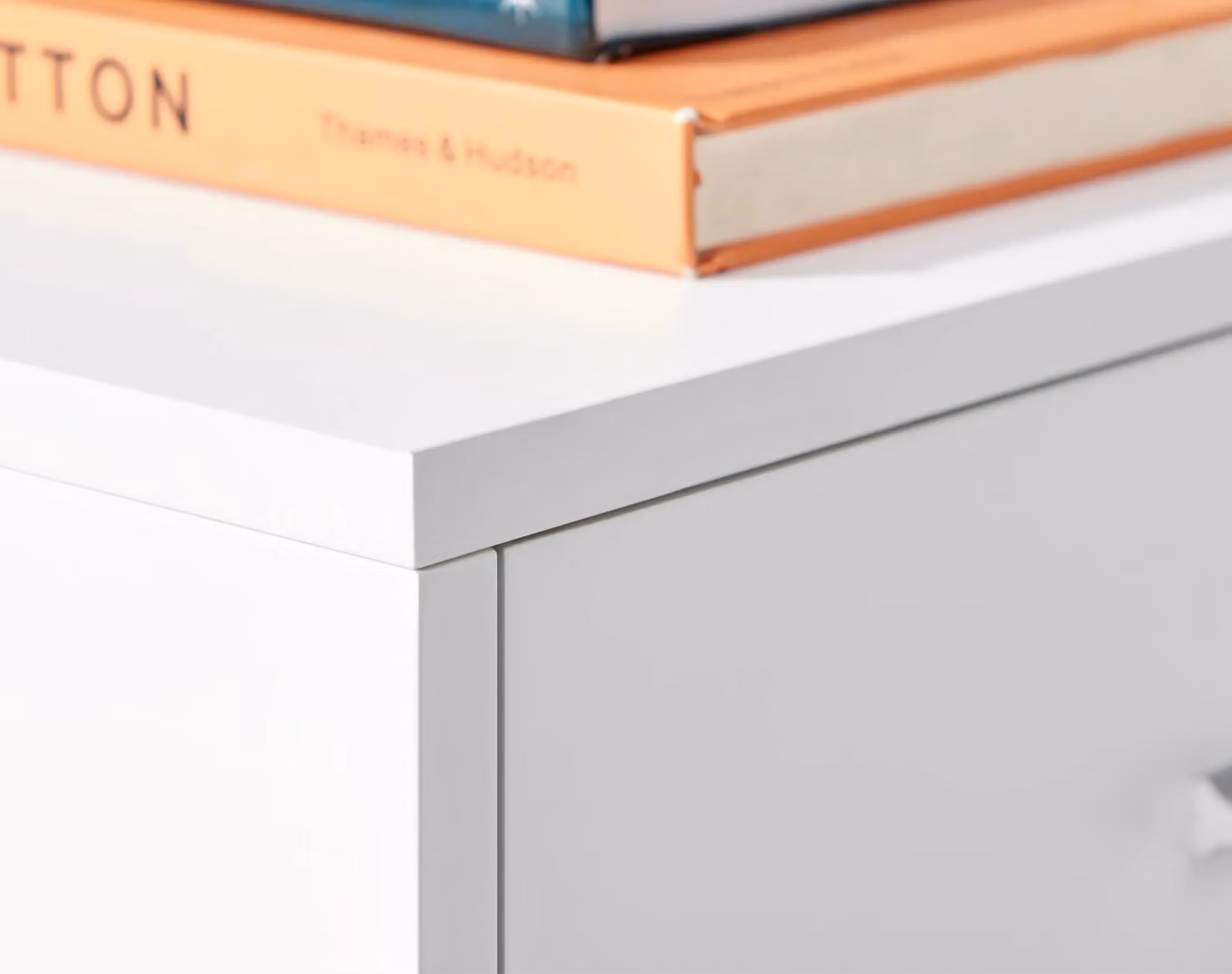 FurnitureboxUK Taylor Modern Lacquered Wooden Bedside Table in White, Height: 67 cm – 2