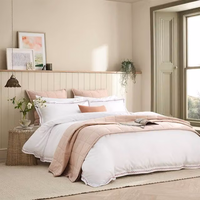 Christy Wave Edge Embroidered Cotton Percale Duvet Cover and Pillowcase Set in Pink, W/D/H: 230 x 220 x 180 cm