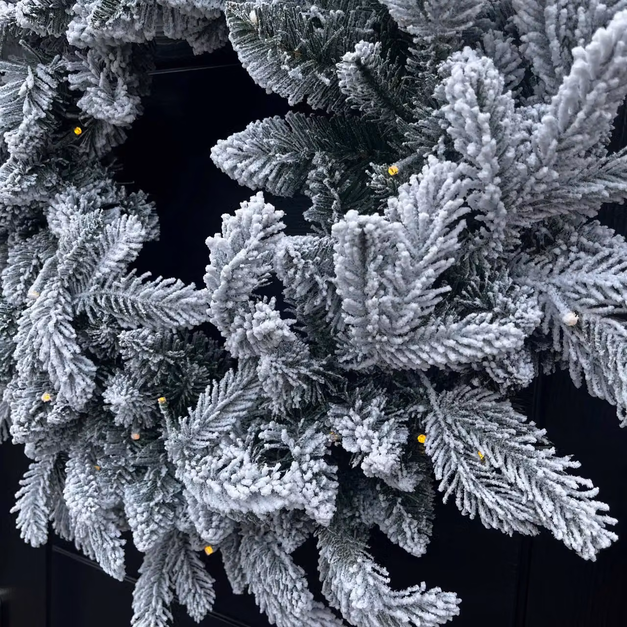 Outdoor Living Snow Flocked Mixed Branch Prelit Christmas Wreath with Timer in Green and White, Diameter: 60 cm – 4