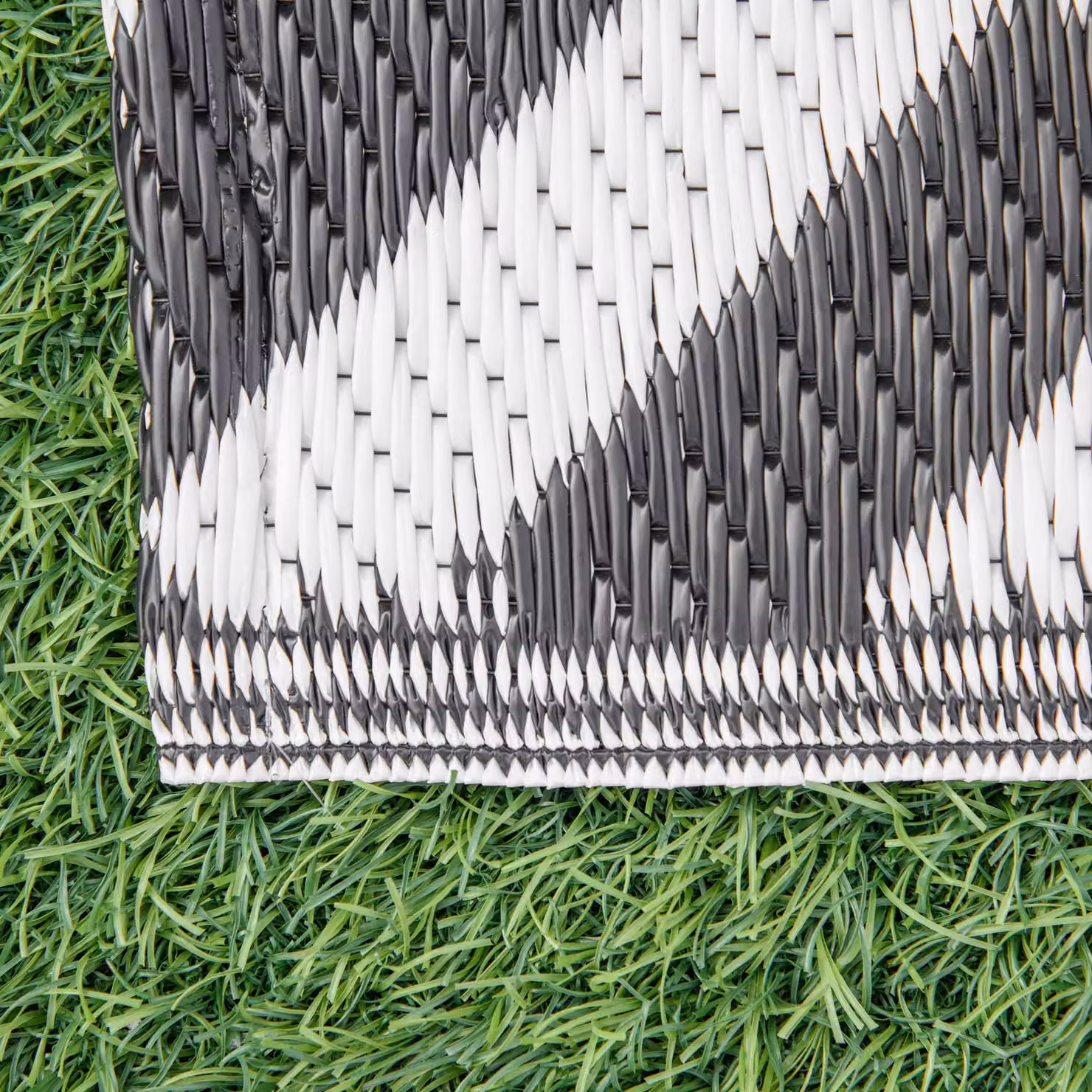 Outsunny Reversible Waterproof Outdoor Plastic Straw Rug in Black and White, 183 x 274 cm – 7