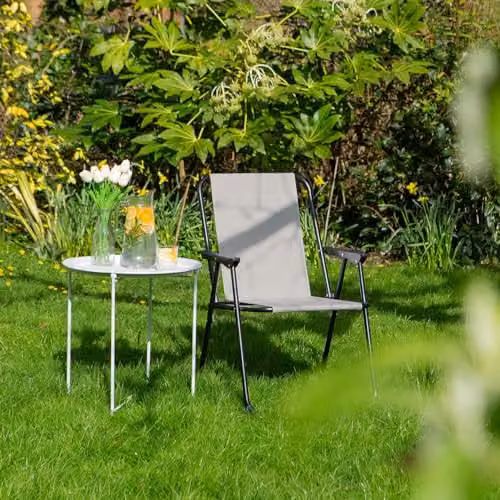 Harbour Housewares Pack of 2 Folding Metal Beach Chairs with Armrests in Beige and Matt Black – 2