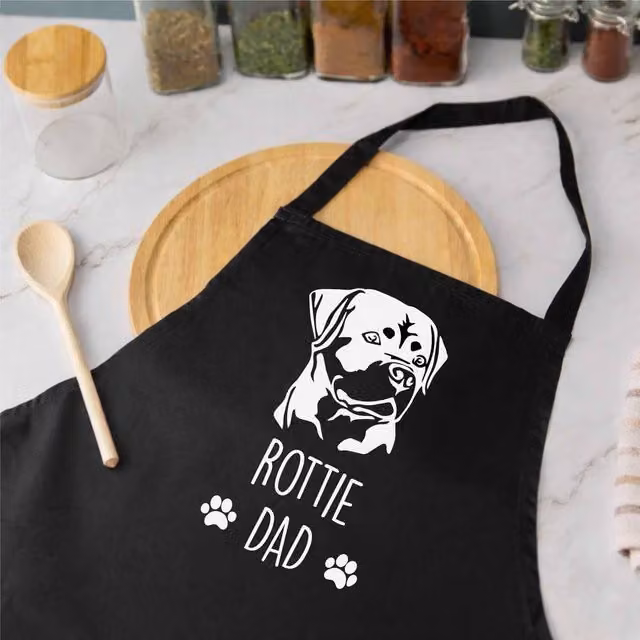 60 SECOND MAKEOVER Men's Rottie Dad Apron in Black – 1