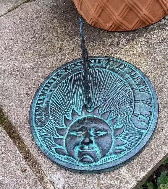 Inspirational Gifting Grey Verdigris Cast Iron Sun Face Tabletop Sundial Ornament – 1