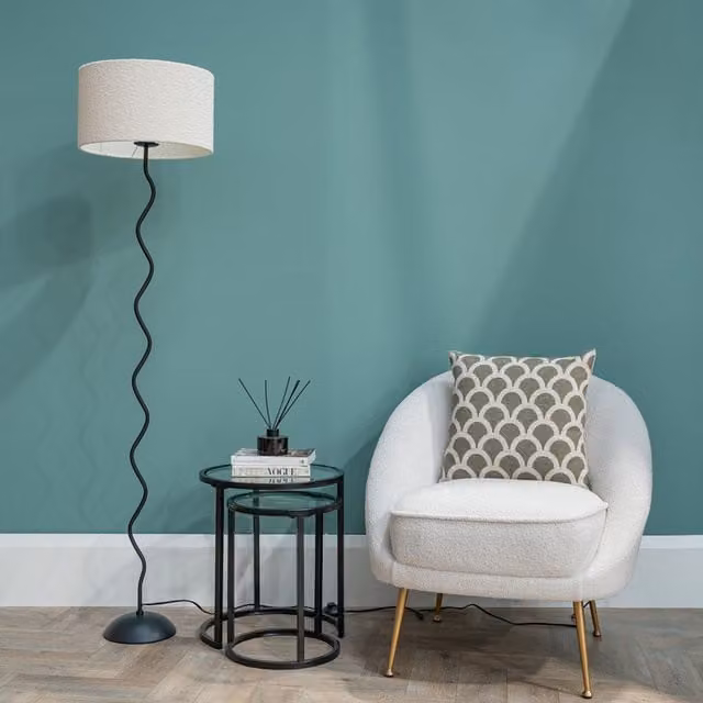 ValueLights Wiggle Floor Lamp with Black Metal Base and Beige Boucle Fabric Lampshade, Height: 140 cm
