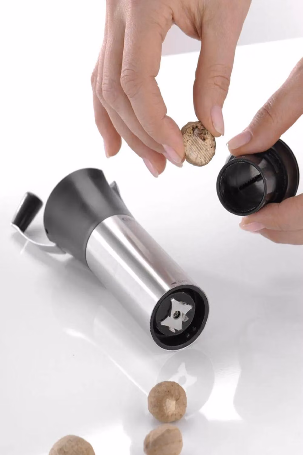 Gefu Moscata Nutmeg Mill with Laser-Cut Grinding Mechanism in Silver or Black – 3