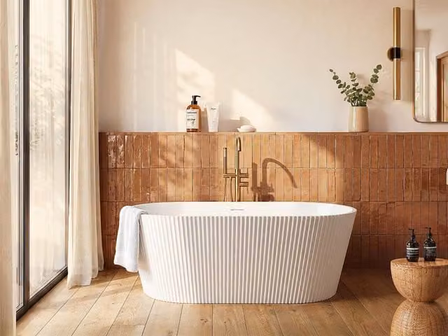 Vente-unique Fluted Oval Freestanding Acrylic Bathtub in Matt White, W/D/H: 149 x 73 x 58 cm