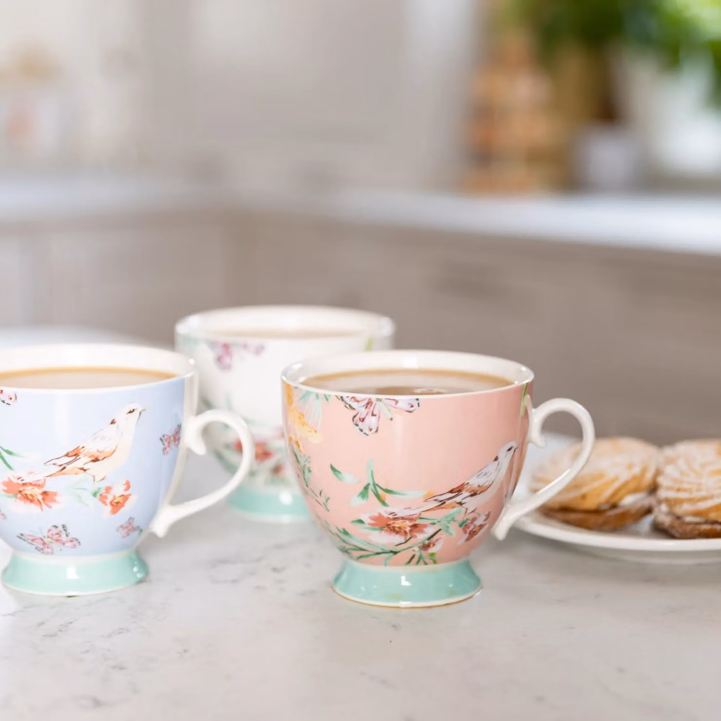 KitchenCraft Set of 4 Bone China Floral Peach Birds Footed Mugs in Pink – 1