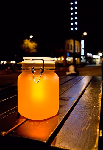 Suck UK Sun Jar Solar Powered LED Garden Light in White or Yellow – 3