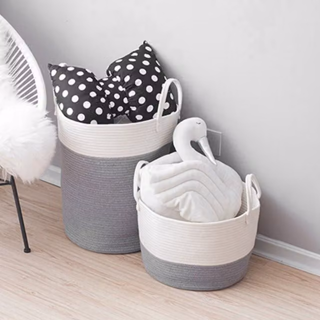 Livingandhome Woven Laundry Basket Clothes Hamper with Pom Poms in Grey and White, Diameter: 25 cm