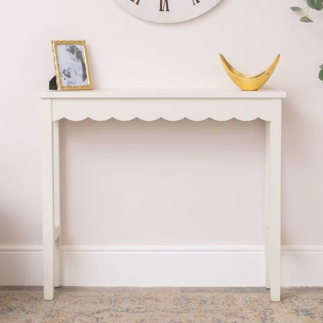 Melody Maison Ivory Scalloped Lacquered Wood Console Table W/D/H: 93 x 81 x 81 cm