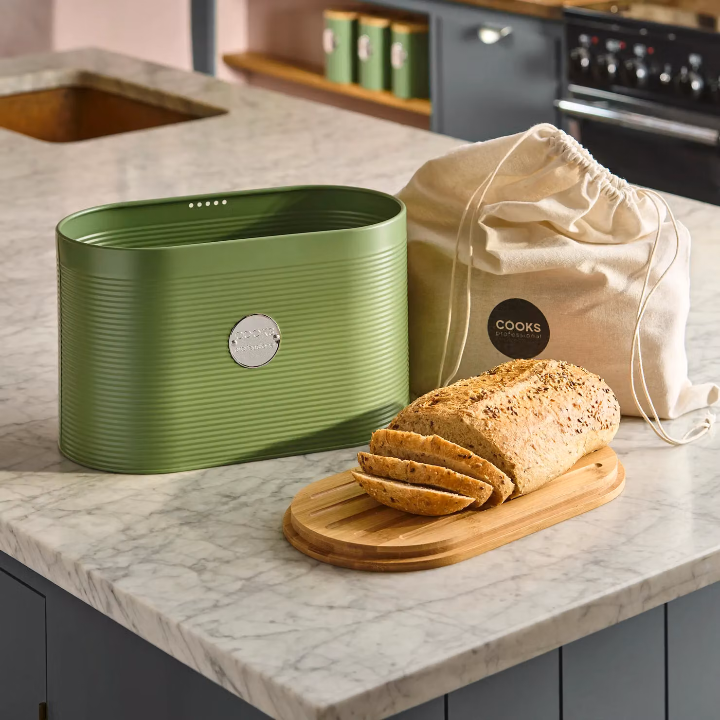 Cooks Professional Ribbed Bread Bin in Green with Linen Bag and 2-in-1 Bamboo Cutting Board Lid – 3