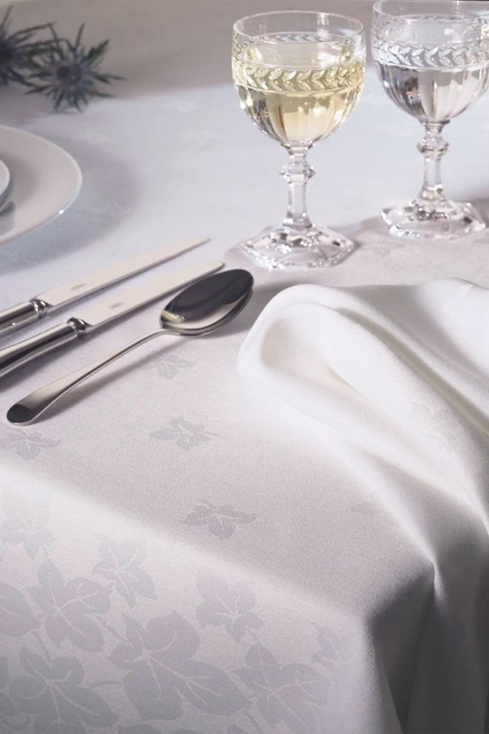 Vision White Polyester Ivy Leaf Round Tablecloth, Diameter: 173 cm