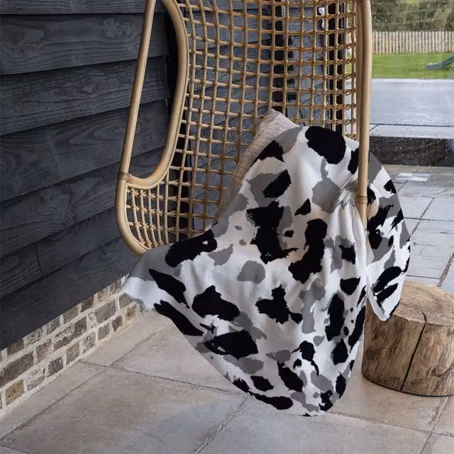Benjamin Tate Design Animal Print Fleece Blanket in Black and Sand, W/D/H: 120 x 150 cm – 1