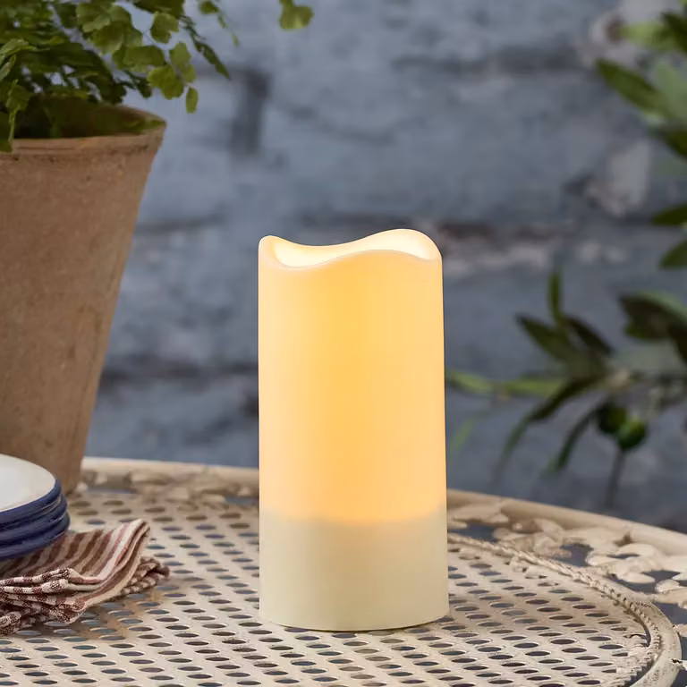 Lights4fun Solar Powered Warm White Flickering Flame LED Flameless Outdoor Pillar Candle, White, H 15 cm x W 7.5 cm x D 7.5 cm