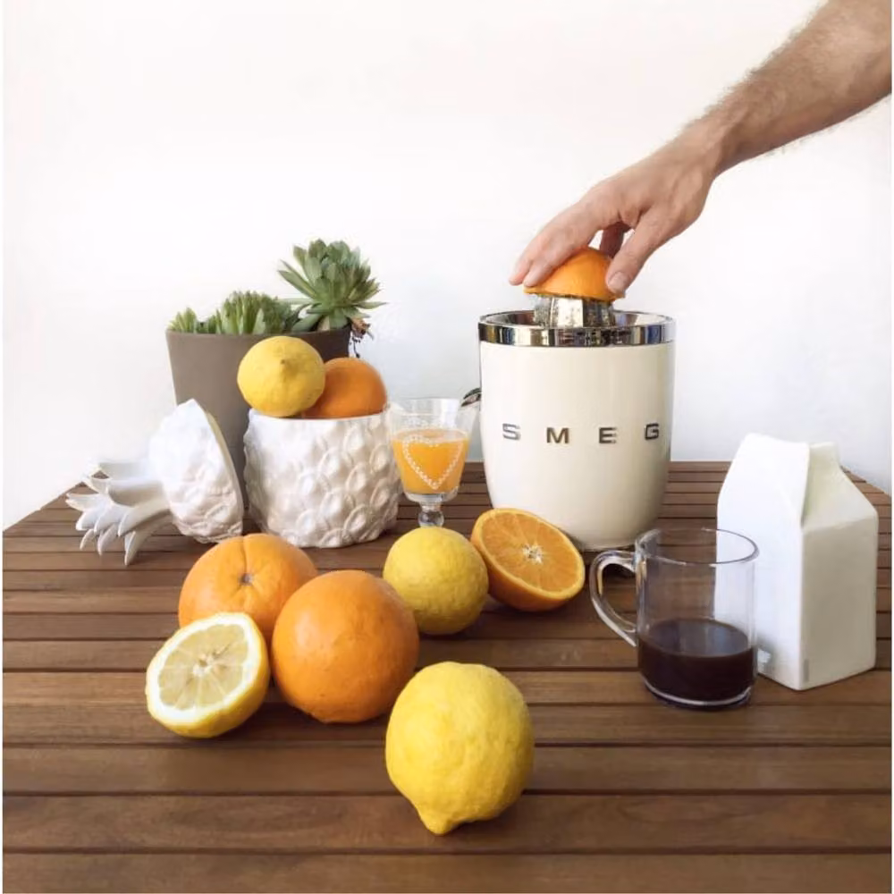 Smeg Electric Citrus Juicer in Beige – 4