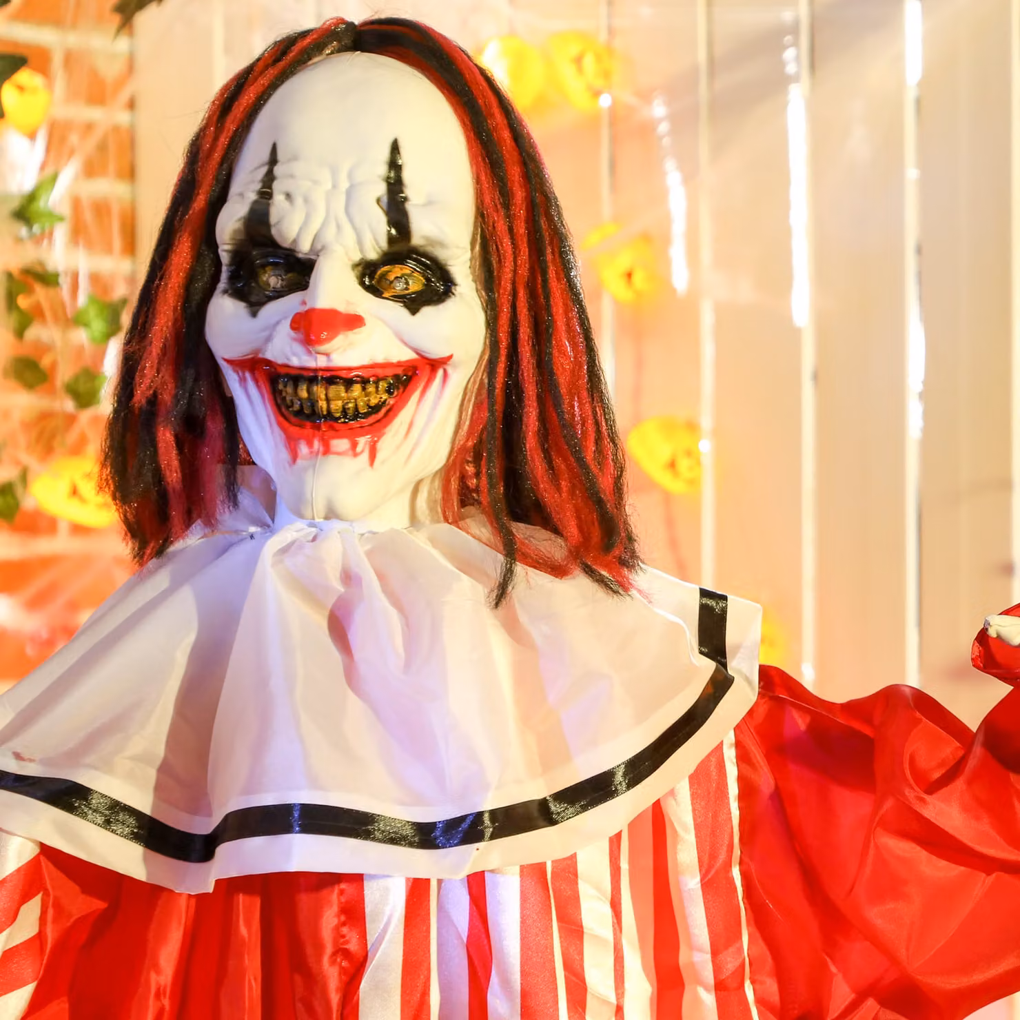 Outsunny 165 cm Life Size Animated Halloween Clown with Red Light Up Eyes and Sound Activated Moving Body – 6